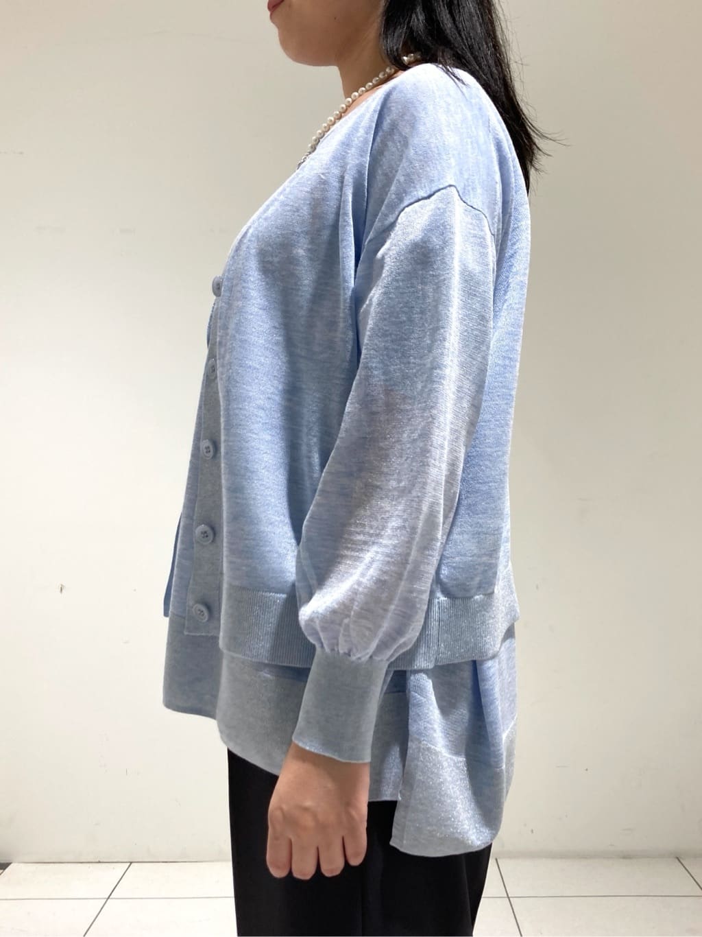 momokoさんの「INDIVI｜【程よいシアー素材/洗える】バイカラーラメカーディガン」を使ったコーディネート