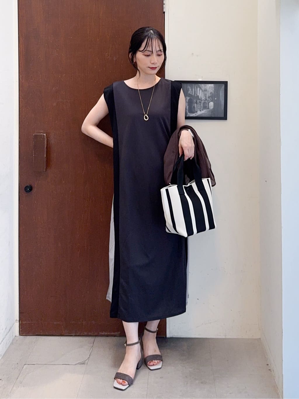 𝐇𝐢𝐫𝐨𝐦𝐢さんの「SHOO･LA･RUE｜【S-LL/ひんやり】全身すっきり見えが楽に叶う サイド切替 バイカラーAラインワンピース」を使ったコーディネート