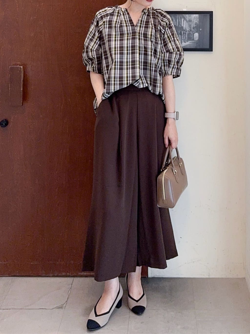 𝐇𝐢𝐫𝐨𝐦𝐢さんの「SHOO･LA･RUE｜【S-LL/洗濯後しわになりにくい】ランタンスリーブで女性らしく 5分袖スキッパーブラウス」を使ったコーディネート