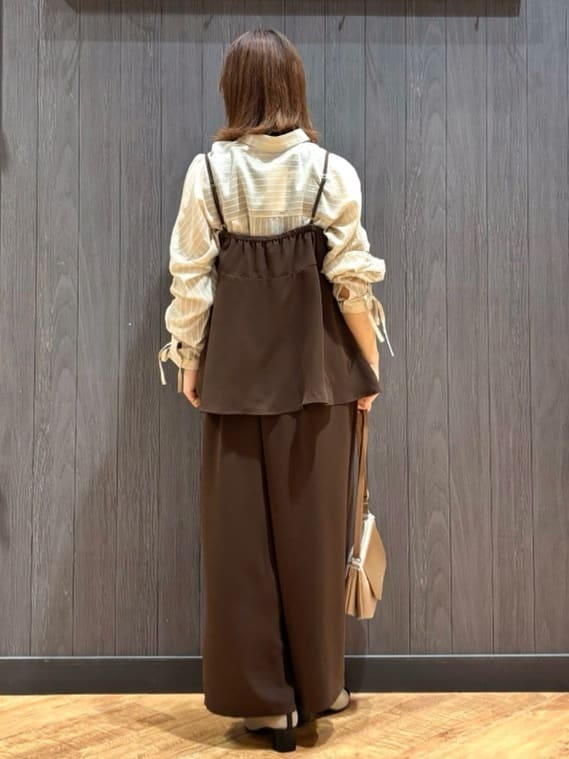 meiさんの「SHOO･LA･RUE｜【S-LL】程よい透け感 ストライプ柄 お袖ギャザーデザインシャツ」を使ったコーディネート