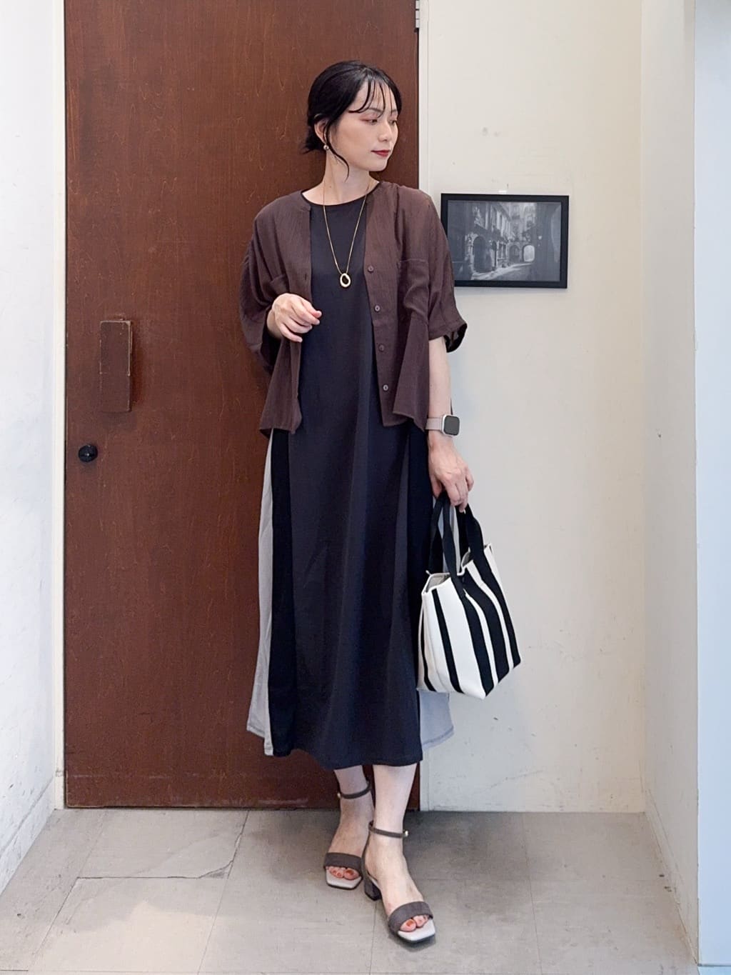 𝐇𝐢𝐫𝐨𝐦𝐢さんの「SHOO･LA･RUE｜【S-LL/ひんやり】全身すっきり見えが楽に叶う サイド切替 バイカラーAラインワンピース」を使ったコーディネート