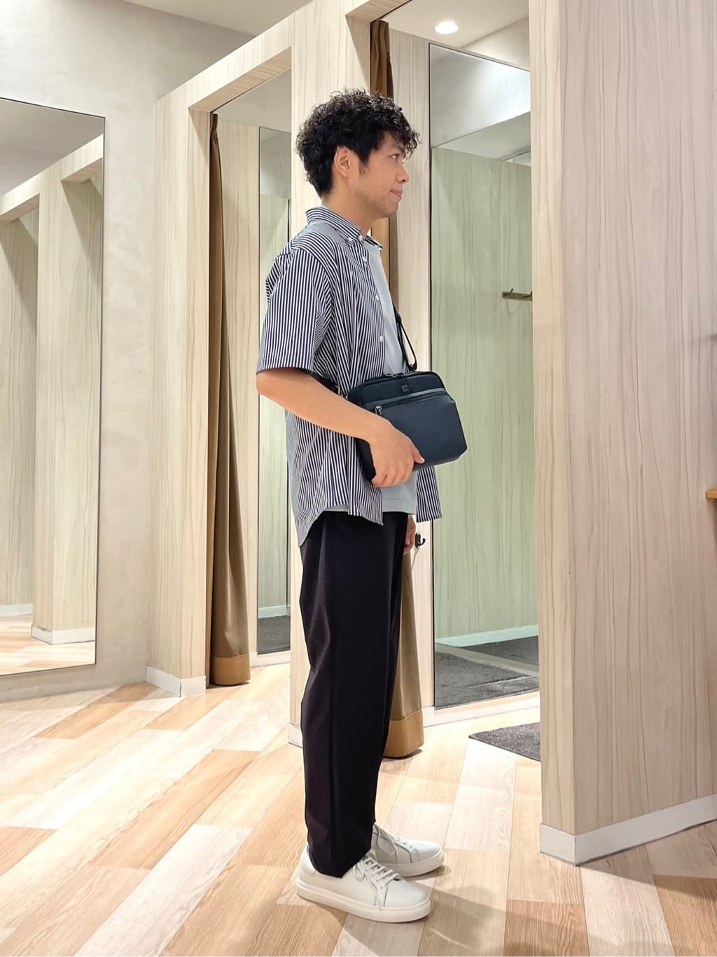 URAさんの「TAKEO KIKUCHI｜【3Dナイロンストレッチ】スリムイージーパンツ」を使ったコーディネート