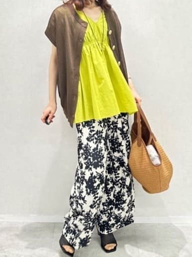 Miwaさんの「UNTITLED｜【ウエストゴム/ワイド/柄】モノトーンフラワーパンツ」を使ったコーディネート