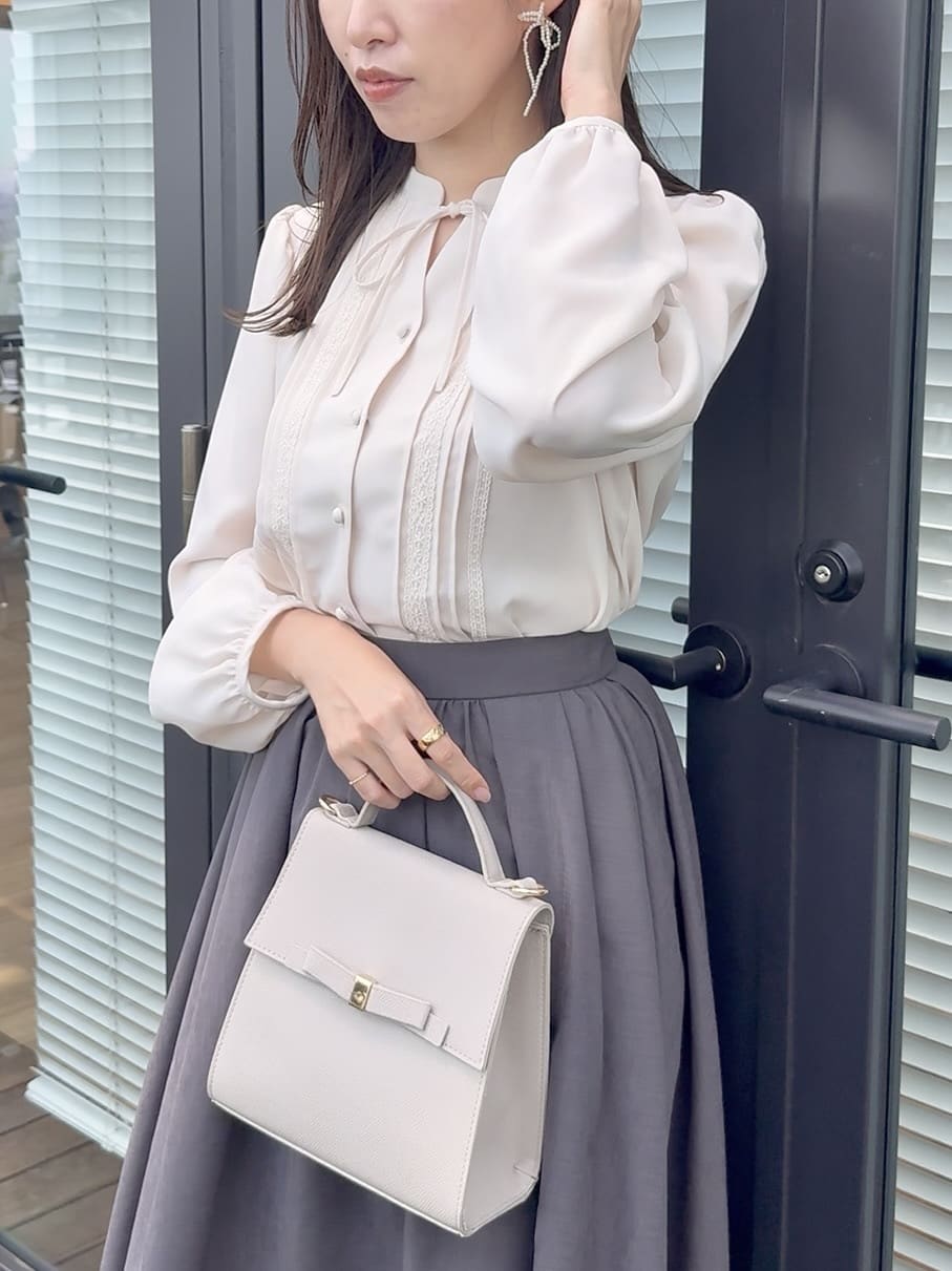 teiさんの「Couture brooch｜【大人可愛い・通勤】ピンタックレースブラウス」を使ったコーディネート