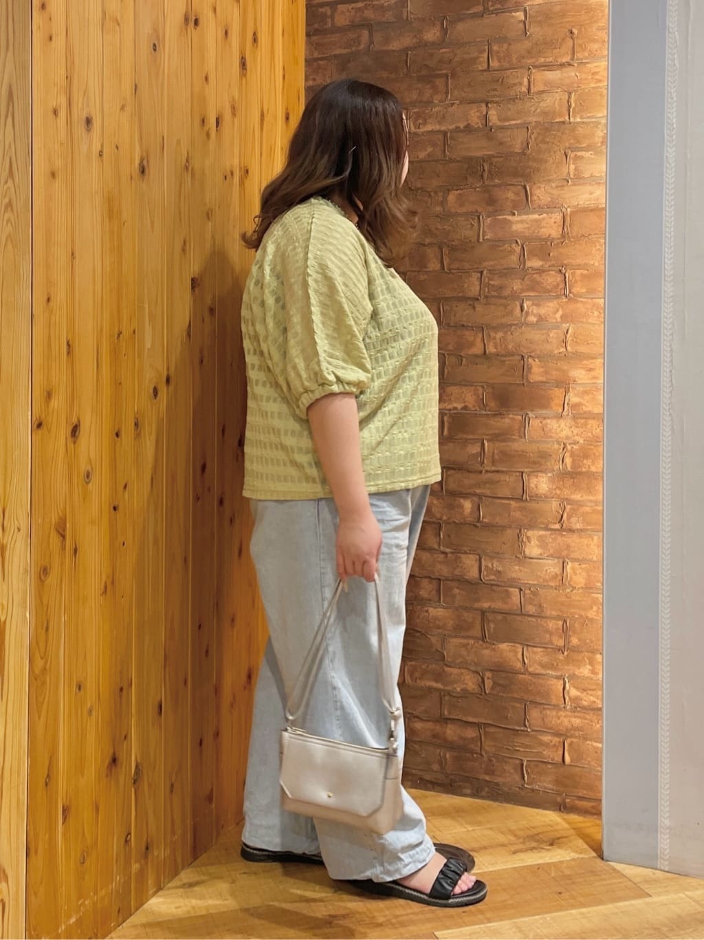 Risaさんの「SHOO･LA･RUE｜暑い夏も軽やかに デニムイージーワイドパンツ」を使ったコーディネート
