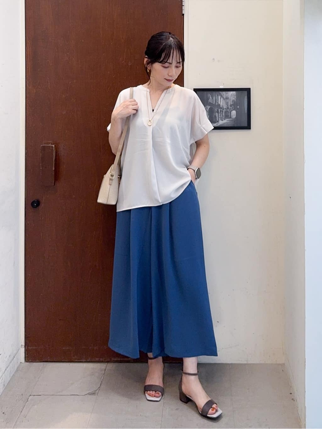 𝐇𝐢𝐫𝐨𝐦𝐢さんの「SHOO･LA･RUE｜【S-LL/セットアップ可/ひんやり】きちんと見えで上品 お袖タック スキッパーブラウス」を使ったコーディネート