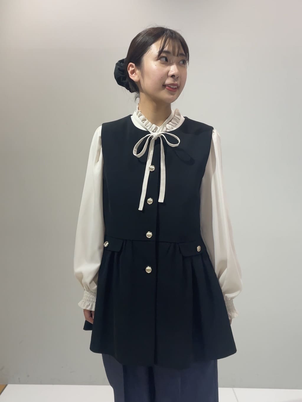 abeさんの「Couture brooch｜【フェミニン・きれいめ】ゴールド釦ペプラムジレ」を使ったコーディネート