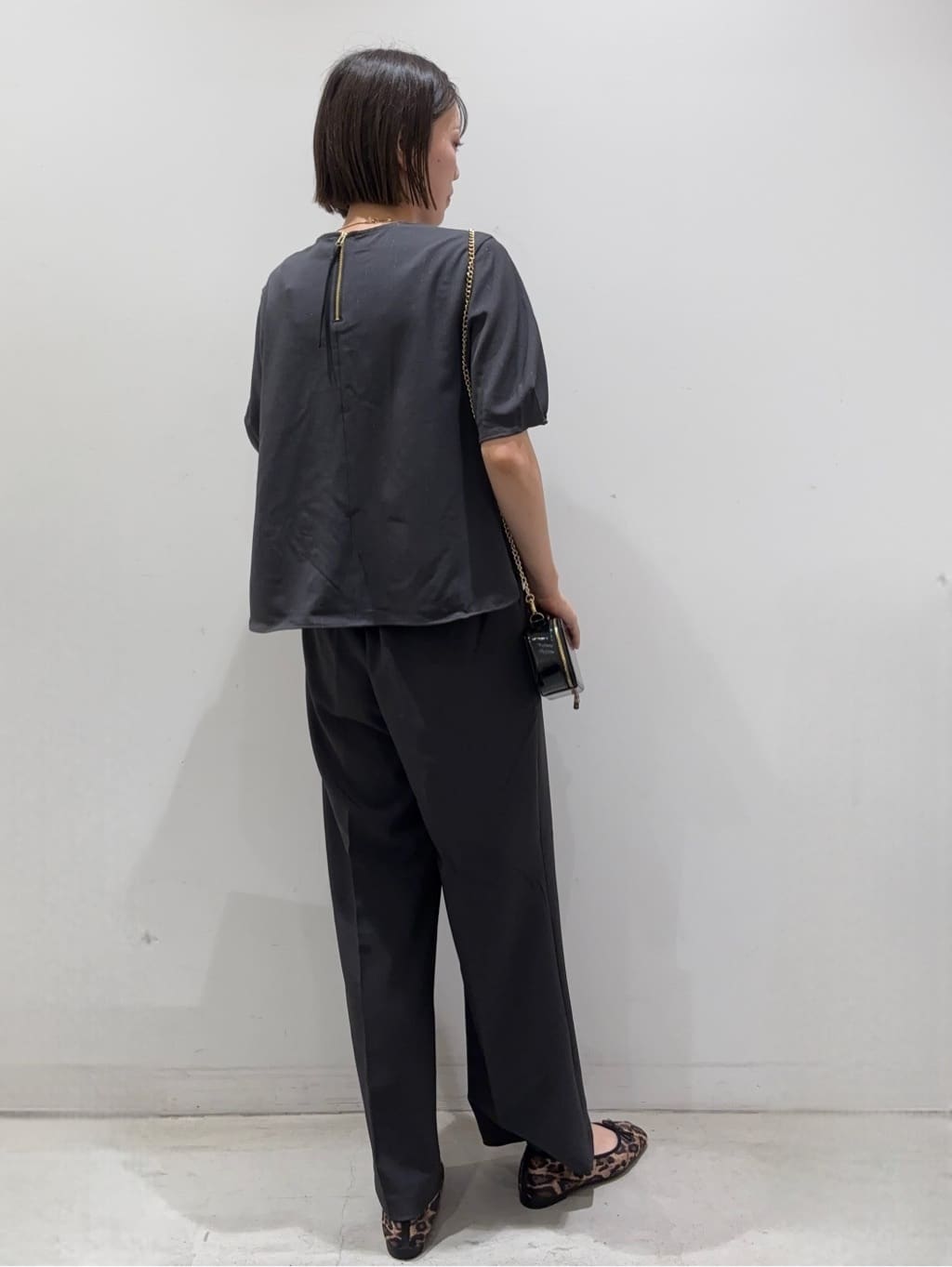 moさんの「OPAQUE.CLIP｜ラメストライプタックスリーブブラウス／セットアップ可【洗濯機洗い可／防シワ／吸水速乾】」を使ったコーディネート