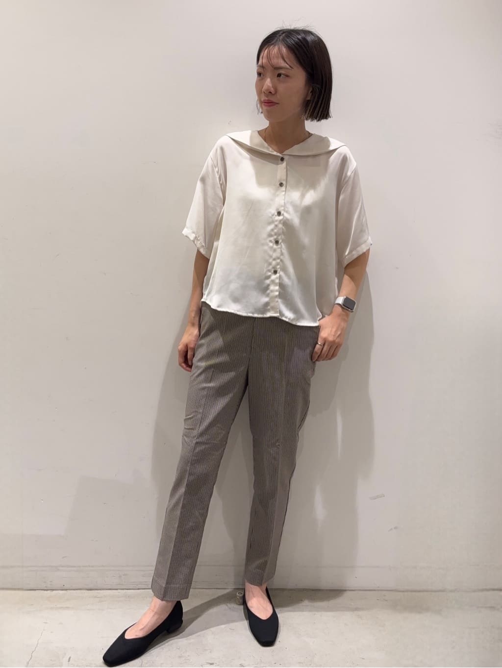 moさんの「OPAQUE.CLIP｜ヴィンテージサテンセーラーカラーブラウス【洗濯機洗い可】」を使ったコーディネート