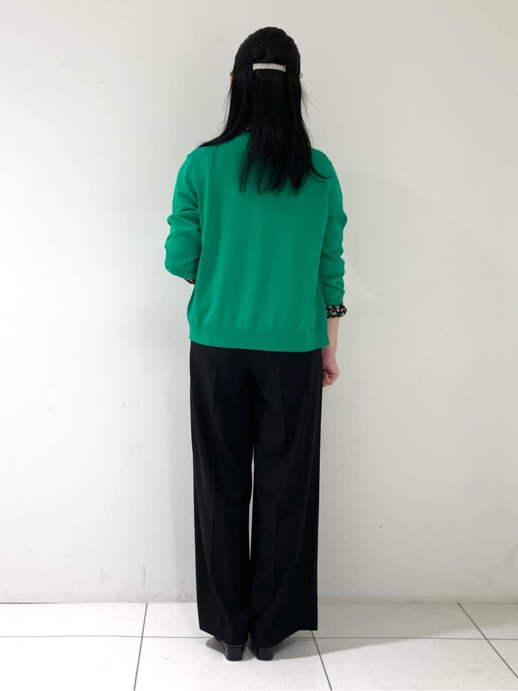 momokoさんの「INDIVI｜【通年活躍！／アンサンブル可能】クルーネックカーディガン」を使ったコーディネート