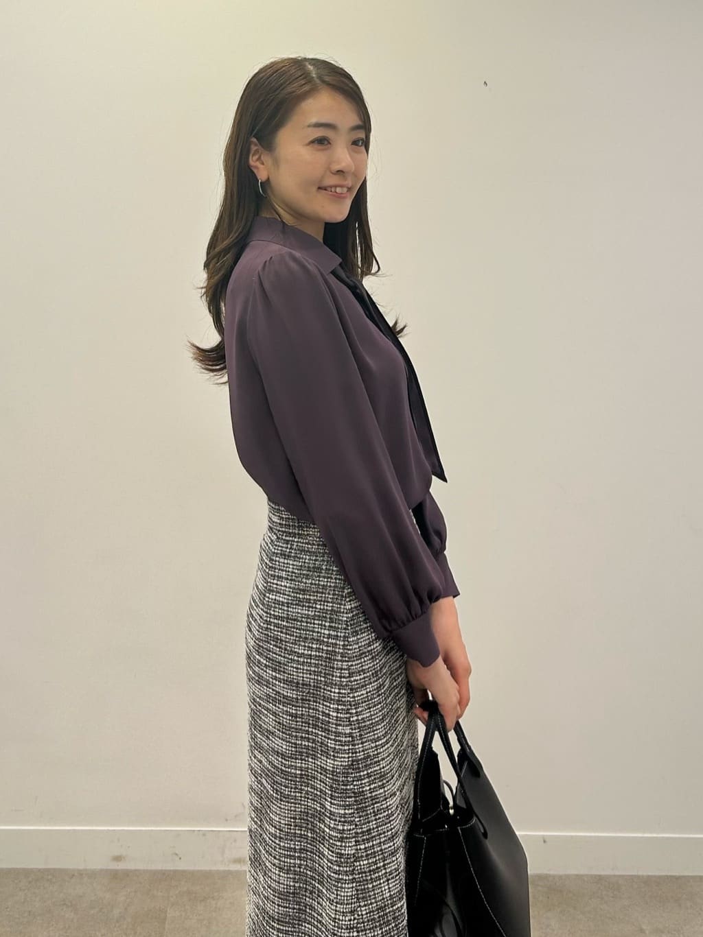 hayaseさんの「COUP DE CHANCE｜【手洗い可／ボウタイ取外し可】配色パイピングボウブラウス」を使ったコーディネート