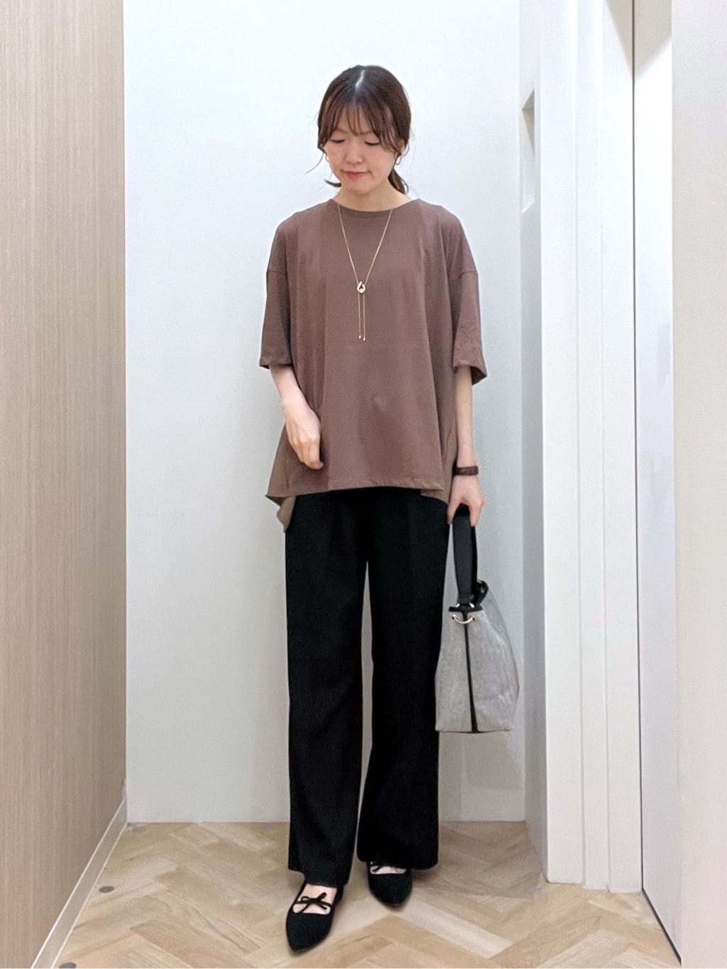  おまつさんの「grove｜後ろ姿で魅せる　バックドロストシャーリングTシャツ」を使ったコーディネート