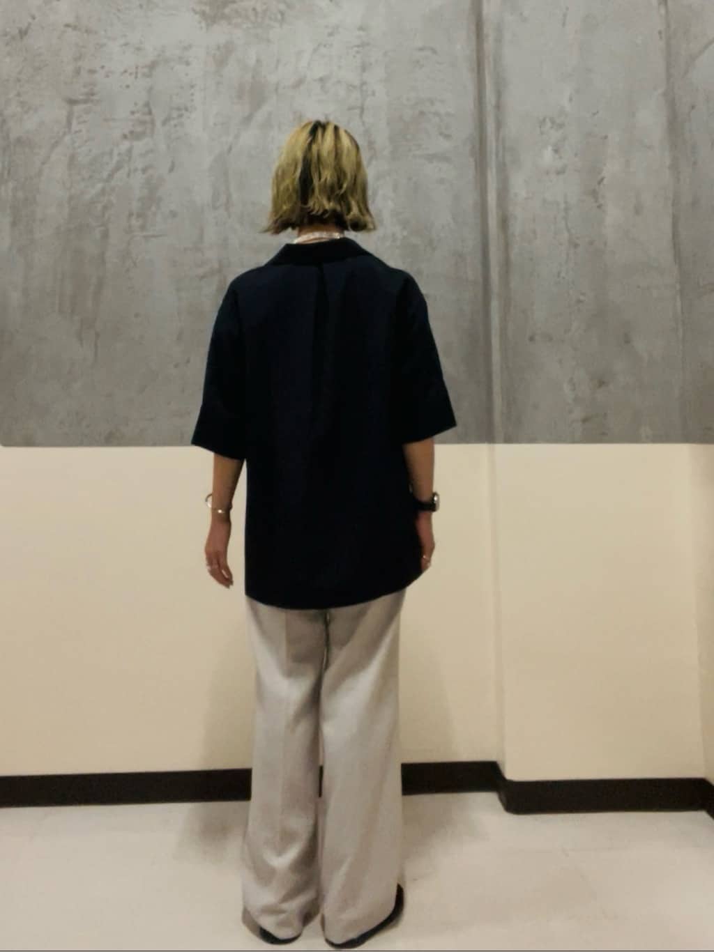 horiさんの「UNTITLED｜【UVカット/接触冷感/吸水速乾/ゆったり】V開きネックシャツ」を使ったコーディネート