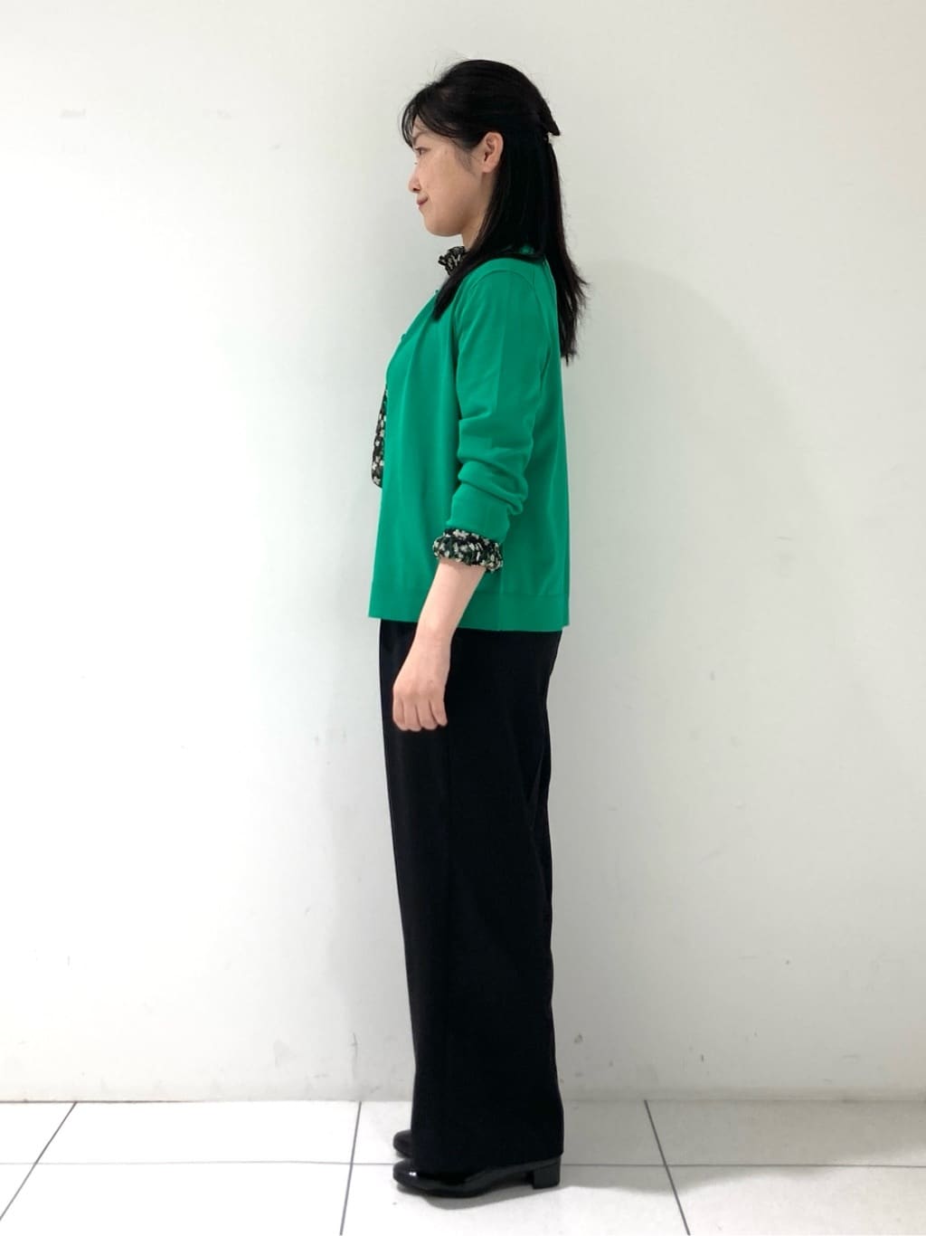 momokoさんの「INDIVI｜【通年活躍！／アンサンブル可能】クルーネックカーディガン」を使ったコーディネート