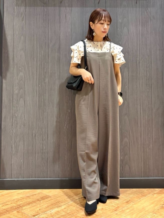 meiさんの「SHOO･LA･RUE｜【無地/ドット柄】お袖フリルが華やぐ きれいめブラウス」を使ったコーディネート