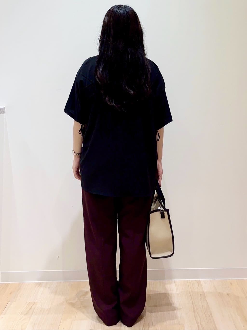 minamiさんの「grove｜後ろ姿で魅せる　バックドロストシャーリングTシャツ」を使ったコーディネート