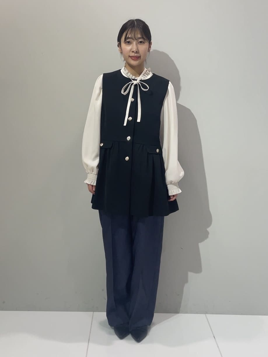 abeさんの「Couture brooch｜【フェミニン・きれいめ】ゴールド釦ペプラムジレ」を使ったコーディネート