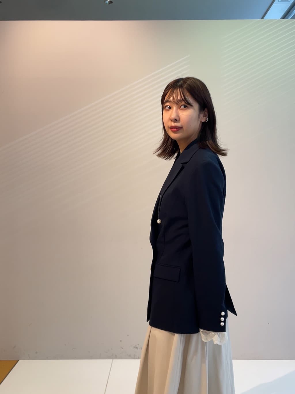 abeさんの「Couture brooch｜【高見え・きれいめ・通勤】レースカフス パール調釦テーラードジャケット」を使ったコーディネート