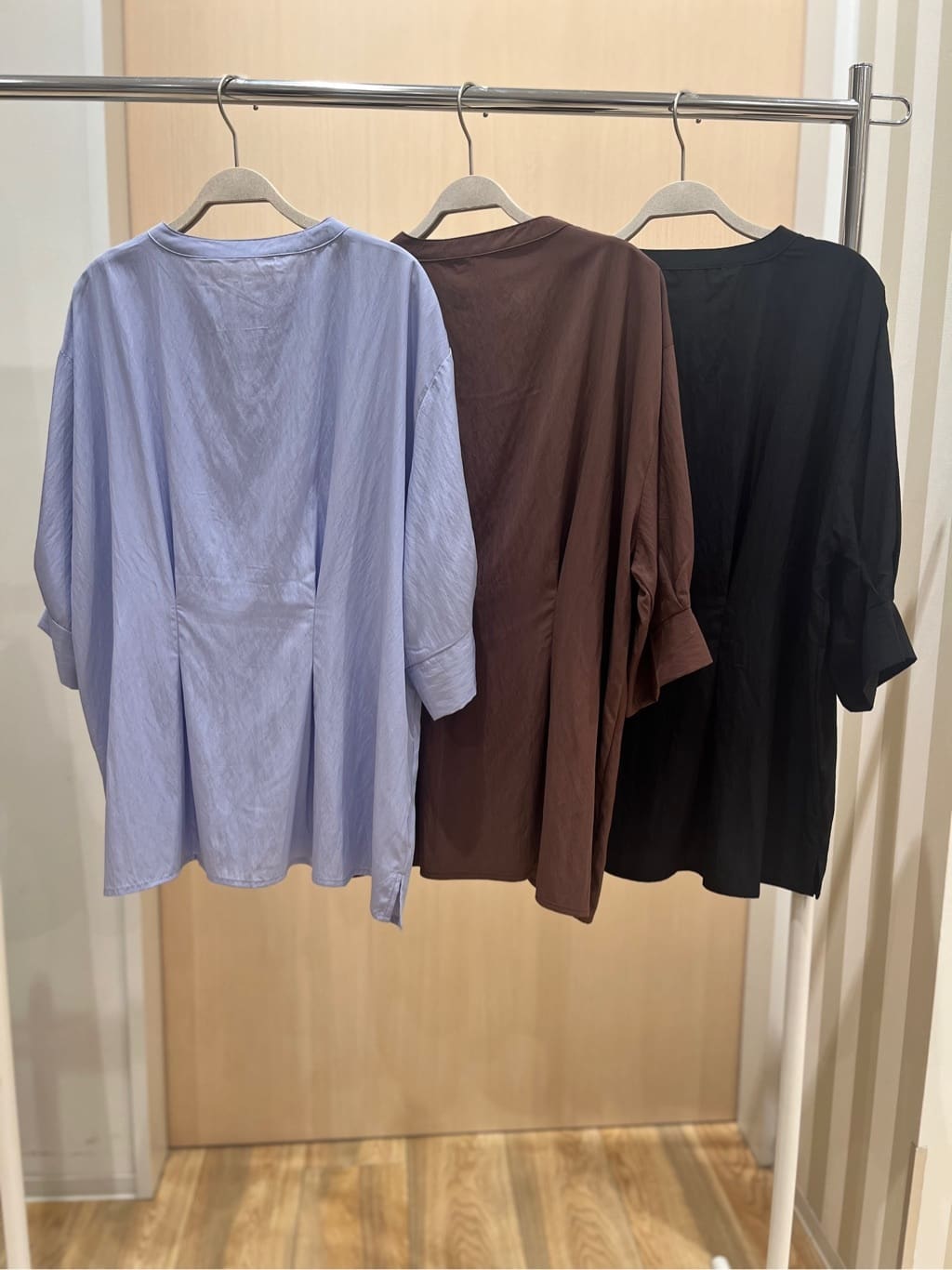 みわさんの「SHOO･LA･RUE｜【S-LL/通勤スタイルにも】ウエストタックで程よくシェイプ 大人の上品ブラウス」を使ったコーディネート