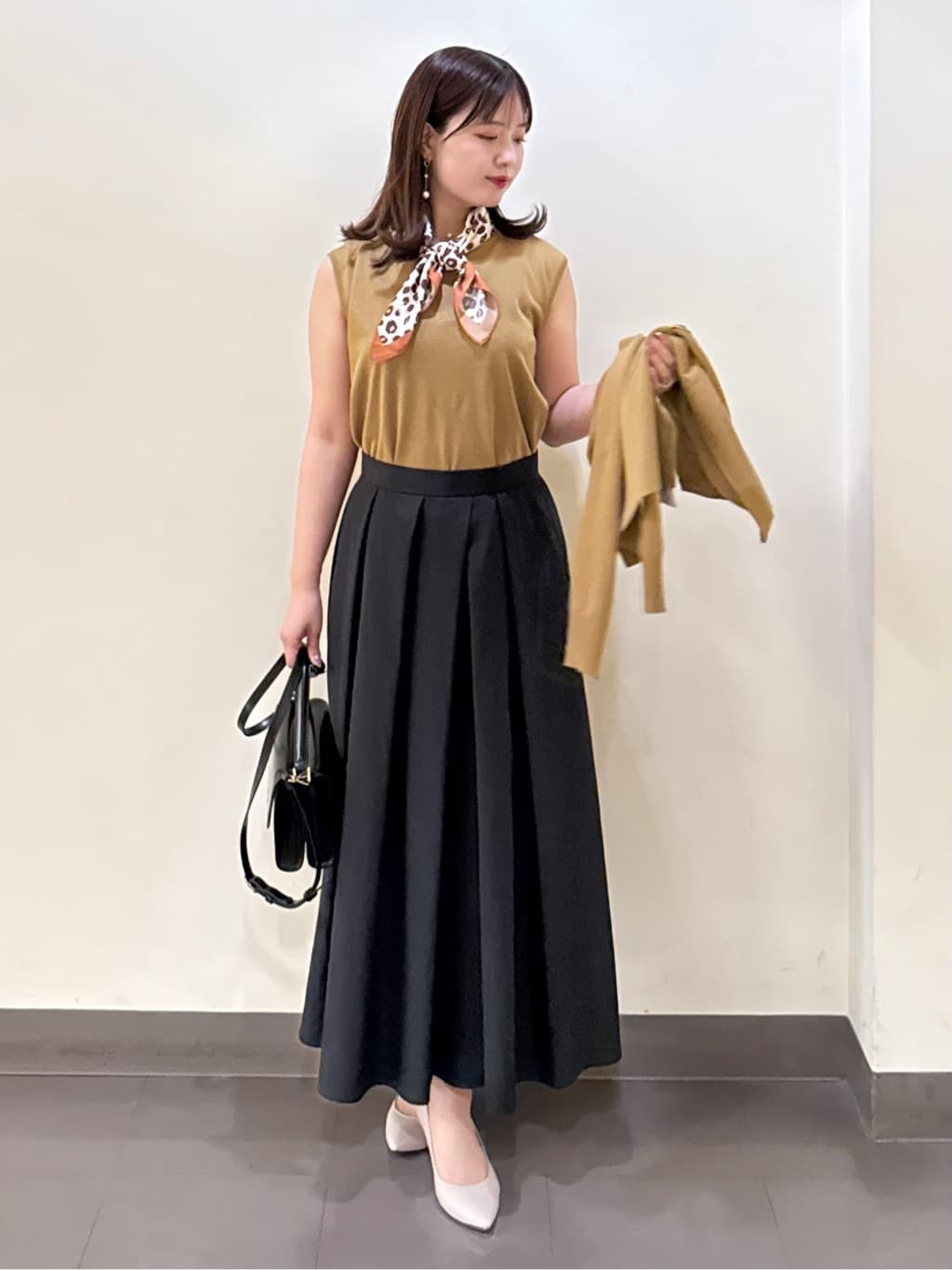 いくみさんの「UNTITLED｜【アンサンブル可/洗える】シアーノースリーブ プルオーバー」を使ったコーディネート