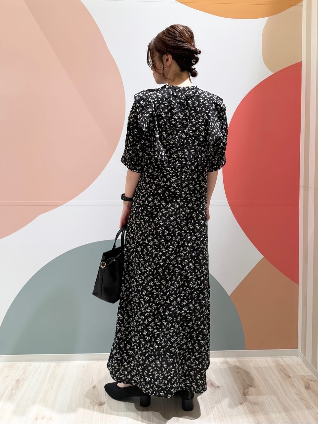 長女さんの「SHOO･LA･RUE｜【S-LL】クラシカルな 花柄ワンピース」を使ったコーディネート