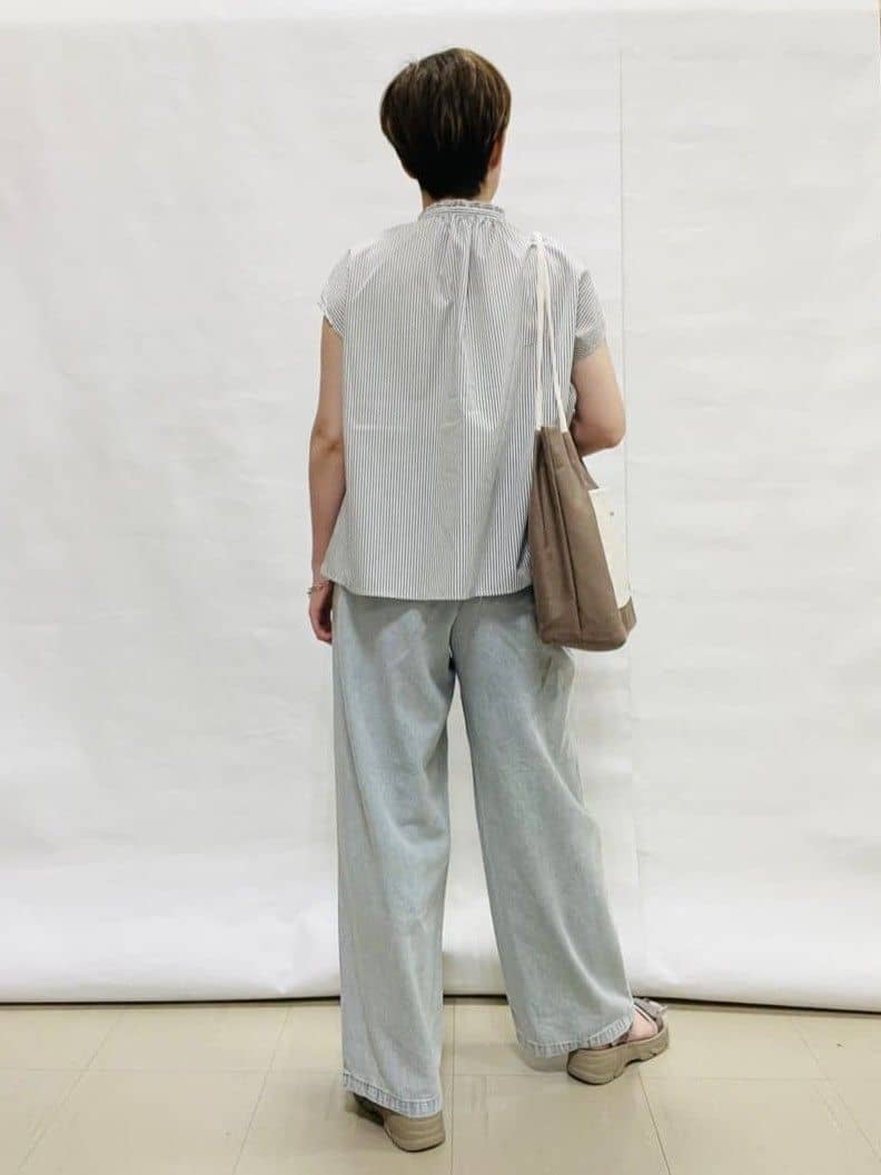 なっちゃんさんの「SHOO･LA･RUE｜【洗える/S-LL】プチフリル襟が女性らしい フレンチスリーブシャツ」を使ったコーディネート