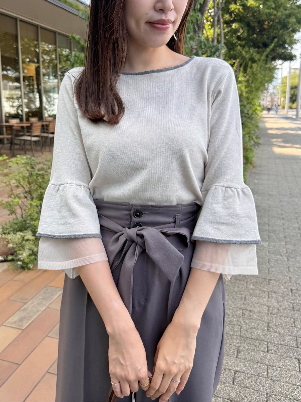 teiさんの「Couture brooch｜【フェミニン・着映え・通勤】シアーフレアー袖ニットトップス」を使ったコーディネート