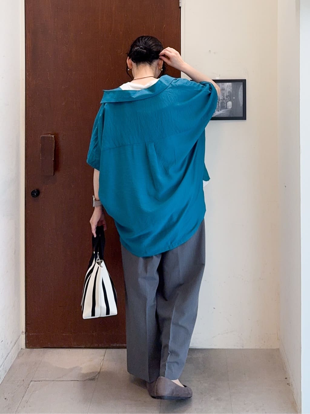 𝐇𝐢𝐫𝐨𝐦𝐢さんの「SHOO･LA･RUE｜【洗える/S-LL/5分袖】1枚でも羽織としても。さらさらドレープシャツ」を使ったコーディネート