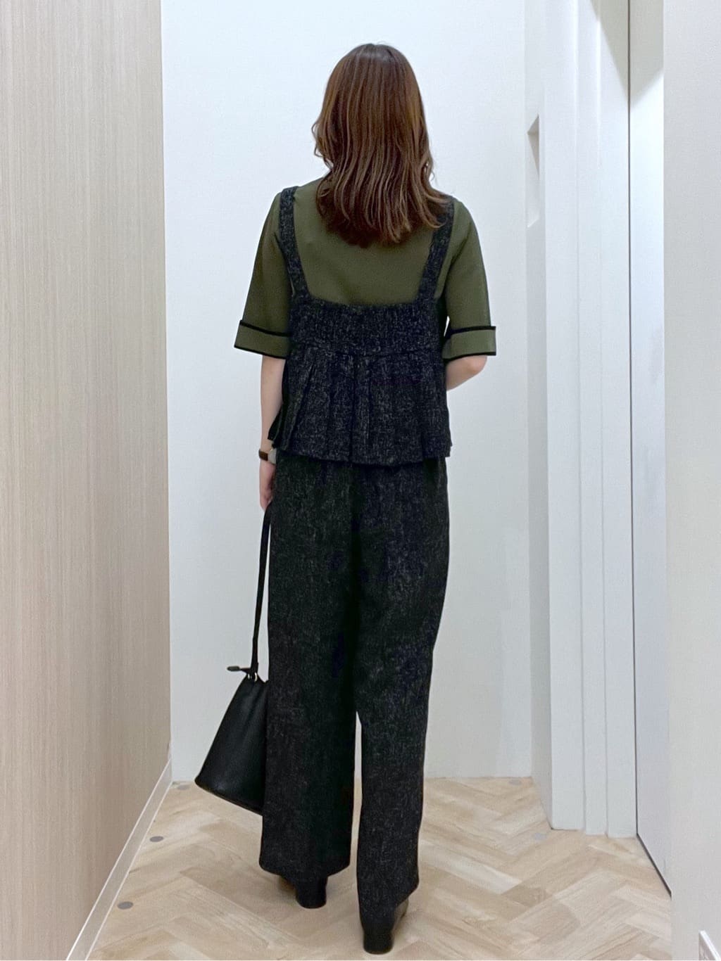  おまつさんの「grove｜【2点SET/体型カバー】夏から秋まで着まわせる！プリーツビスチェセットアップ」を使ったコーディネート