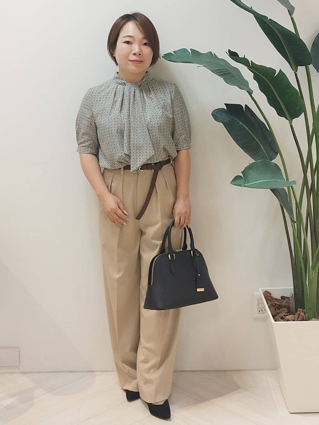 s u g iさんの「UNTITLED｜【洗える/はっ水/後ろウエストゴム】ストレッチ2タックワイドパンツ」を使ったコーディネート