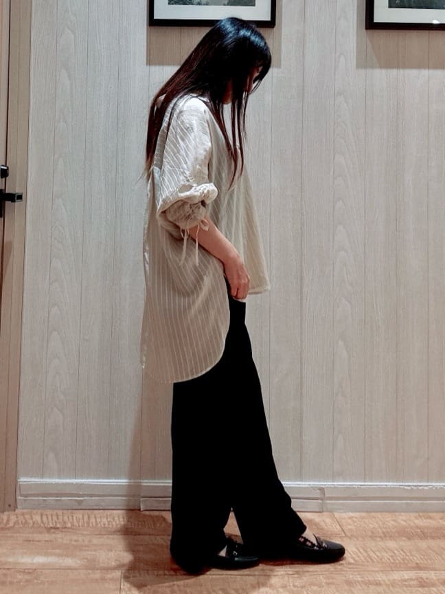 COSさんの「SHOO･LA･RUE｜【S-LL】程よい透け感 ストライプ柄 お袖ギャザーデザインシャツ」を使ったコーディネート