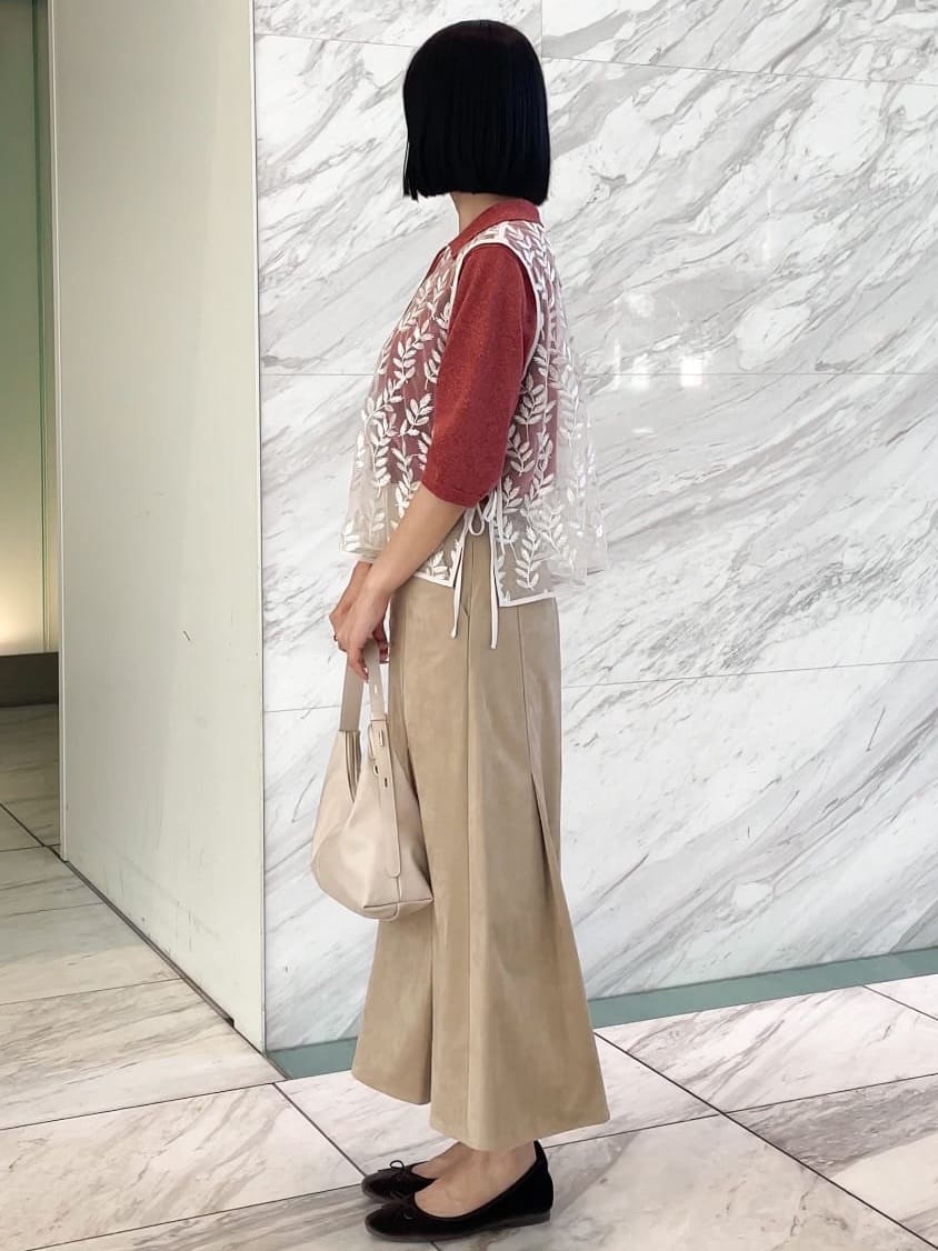 NATSUMIさんの「grove｜リーフ刺繍スパンコールベスト＆ブラウスセット」を使ったコーディネート