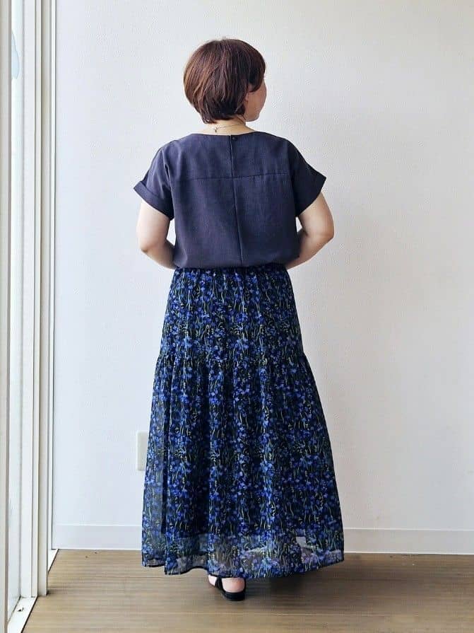 やじまさんの「UNTITLED｜【秋映え柄/セットアップ可能】フラワーシフォンスカート」を使ったコーディネート