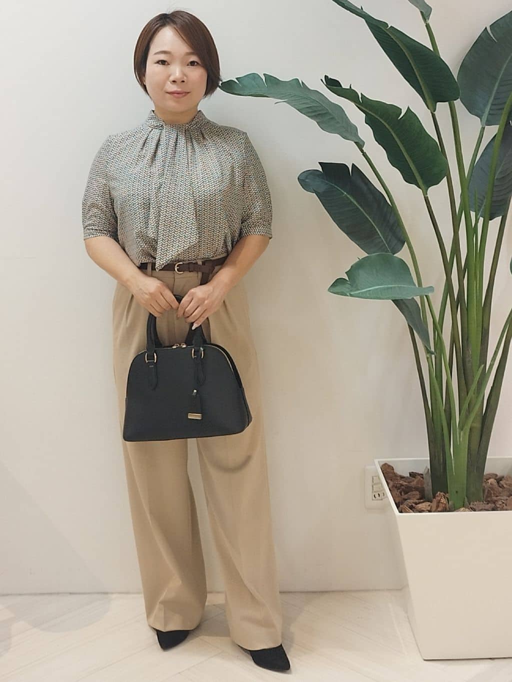 s u g iさんの「UNTITLED｜【洗える/はっ水/後ろウエストゴム】ストレッチ2タックワイドパンツ」を使ったコーディネート