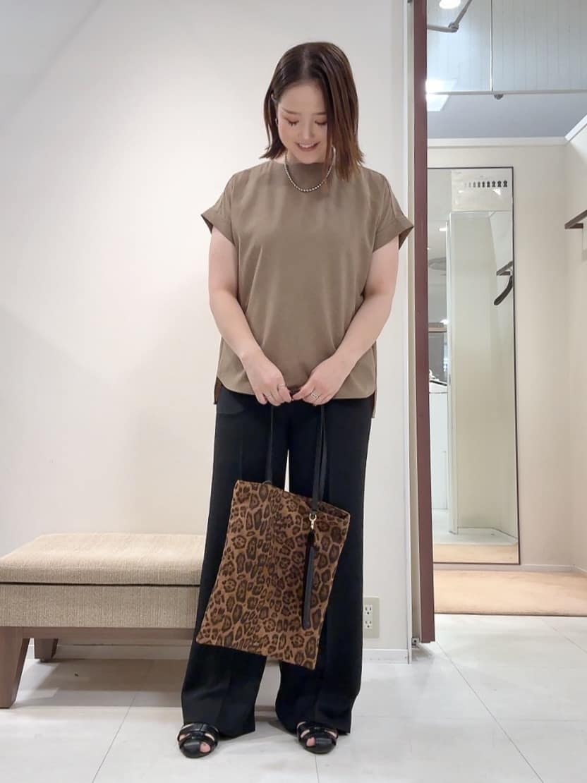 YUIさんの「UNTITLED｜【セットアップ可/はっ水/通勤】リラククール 半袖ブラウス」を使ったコーディネート