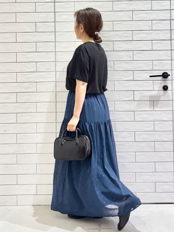 yさんの「OPAQUE.CLIP｜メタリック刺繍ロゴTシャツ【接触冷感／洗濯機洗い可】」を使ったコーディネート