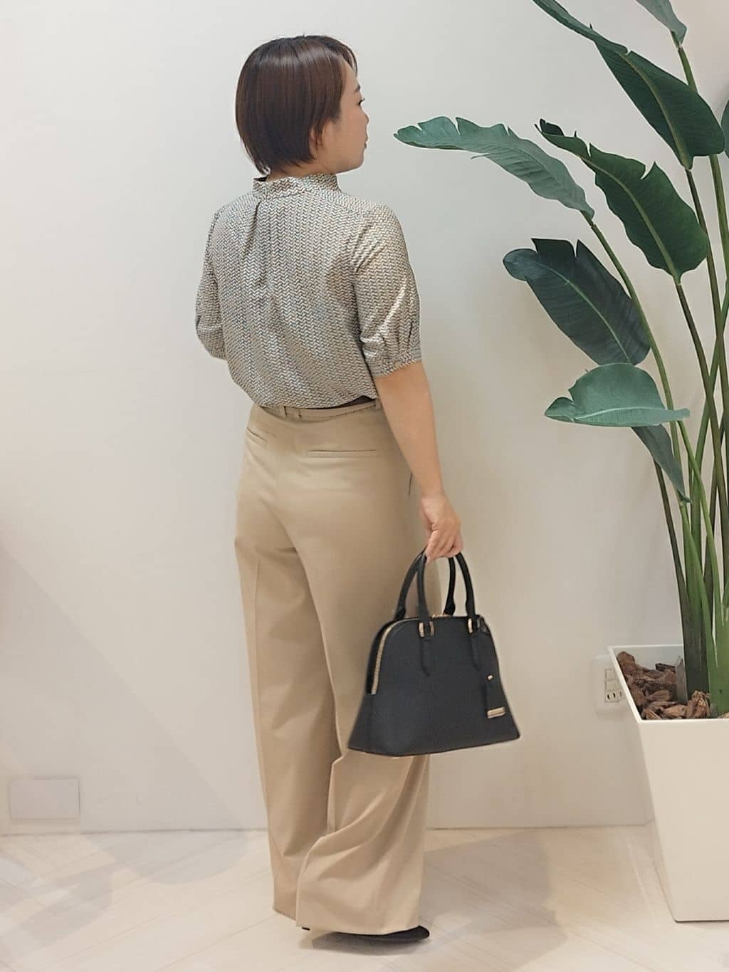 s u g iさんの「UNTITLED｜【洗える/はっ水/後ろウエストゴム】ストレッチ2タックワイドパンツ」を使ったコーディネート