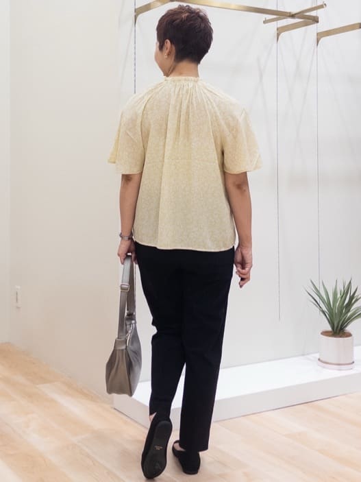 シュウコさんの「grove｜キレイも動きやすさも　美脚見えハイパーストレッチパンツ」を使ったコーディネート