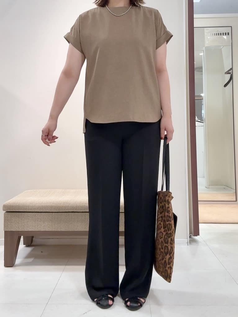 YUIさんの「UNTITLED｜【セットアップ可/はっ水/通勤】リラククール 半袖ブラウス」を使ったコーディネート