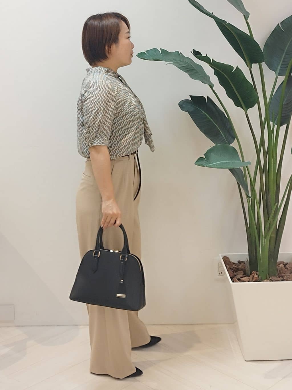 s u g iさんの「UNTITLED｜【洗える/はっ水/後ろウエストゴム】ストレッチ2タックワイドパンツ」を使ったコーディネート