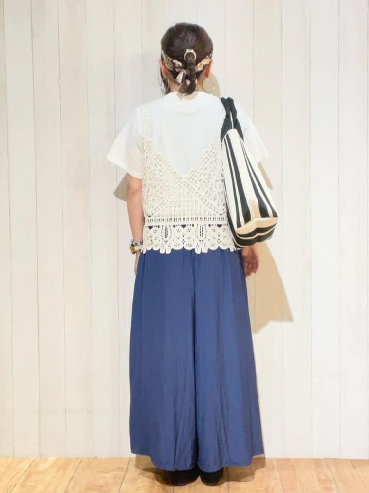 豆さんの「SHOO･LA･RUE｜【2点セット/ひんやり】レースビスチェ＋Tシャツ」を使ったコーディネート