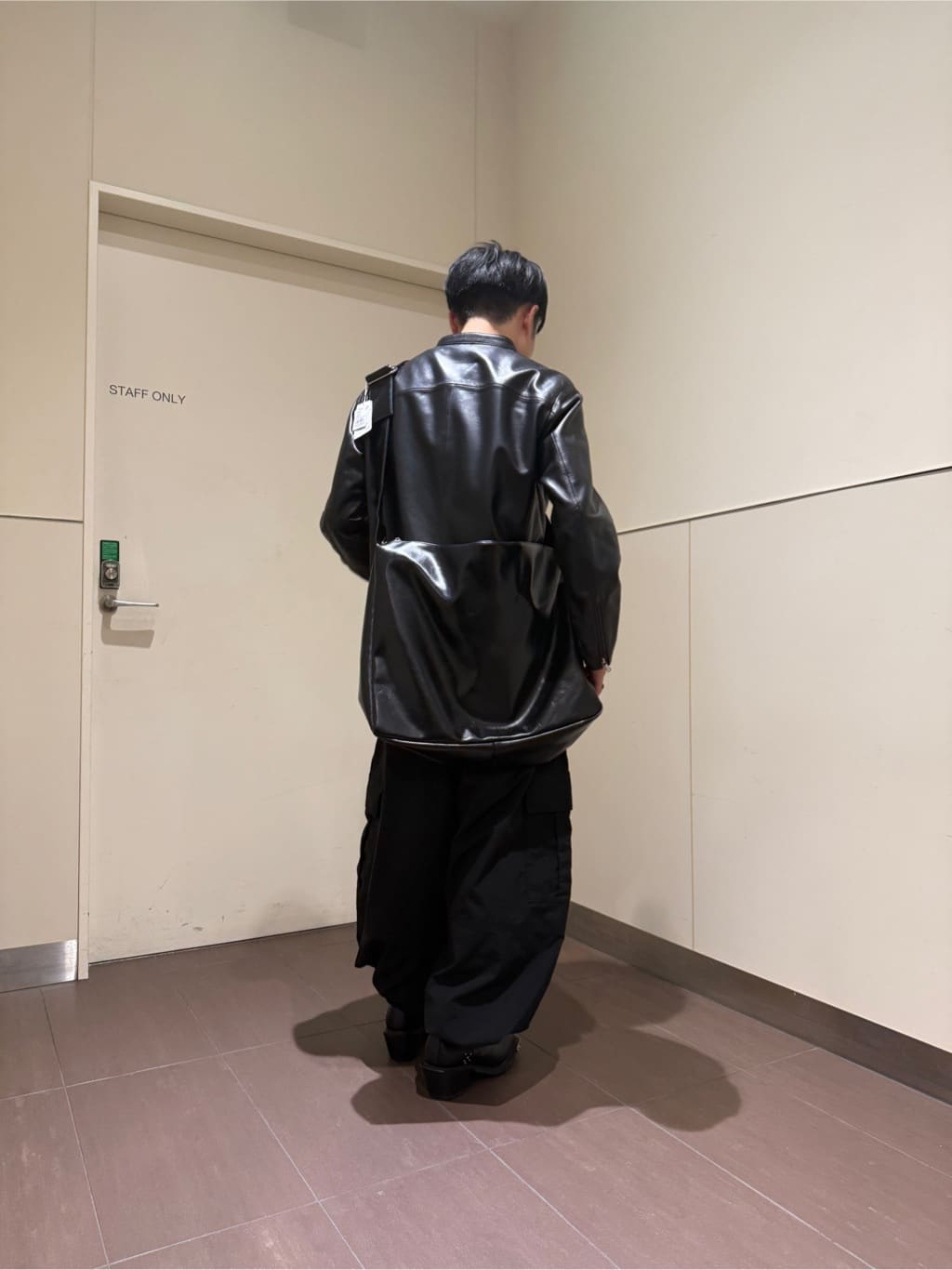 森拓也さんの「tk.TAKEO KIKUCHI｜バギーバレルカーゴパンツ」を使ったコーディネート