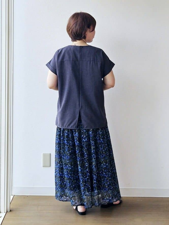 やじまさんの「UNTITLED｜【秋映え柄/セットアップ可能】フラワーシフォンスカート」を使ったコーディネート