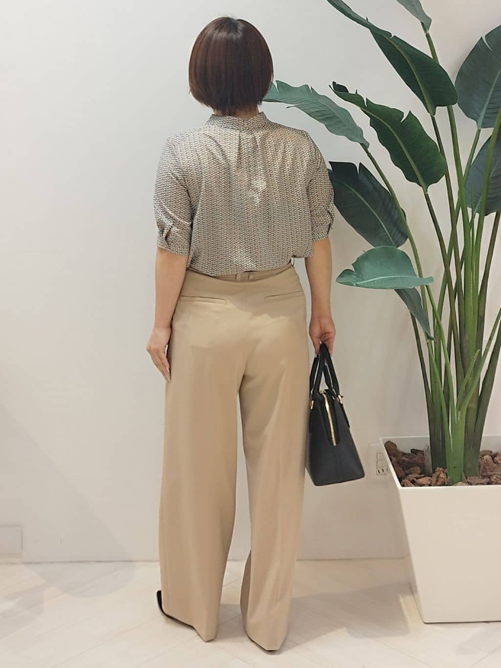 s u g iさんの「UNTITLED｜【洗える/はっ水/後ろウエストゴム】ストレッチ2タックワイドパンツ」を使ったコーディネート