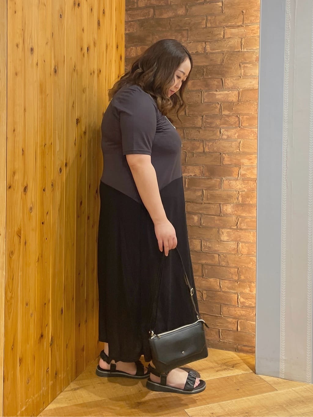 Risaさんの「SHOO･LA･RUE｜【ひんやり/体型カバー】さらりと着られる バイカラーAラインワンピース」を使ったコーディネート