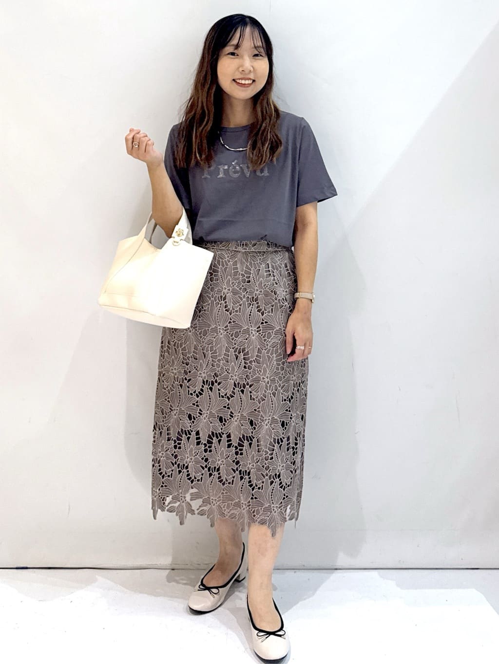 hirokoさんの「OPAQUE.CLIP｜スパンコール刺繍ロゴTシャツ【洗濯機洗い可／接触冷感／UVケア】」を使ったコーディネート