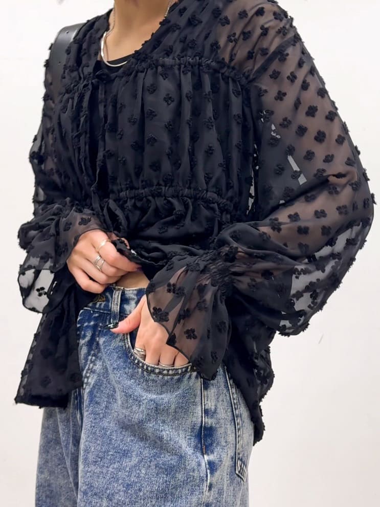 𝐜𝐡𝐢𝐤𝐚さんの「SHOO･LA･RUE｜華やかにさをプラスする シアードビー シャーリングブラウス」を使ったコーディネート