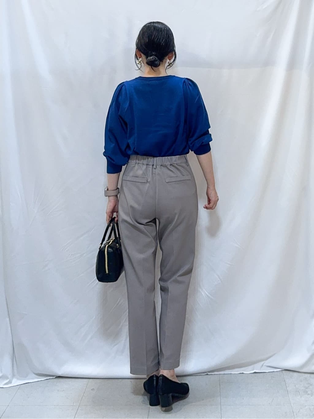 𝐇𝐢𝐫𝐨𝐦𝐢さんの「SHOO･LA･RUE｜【洗濯機可/S-3L/美脚シルエット】通勤・セレモニーにも　きちんと見えする ソフトスティックパンツ」を使ったコーディネート
