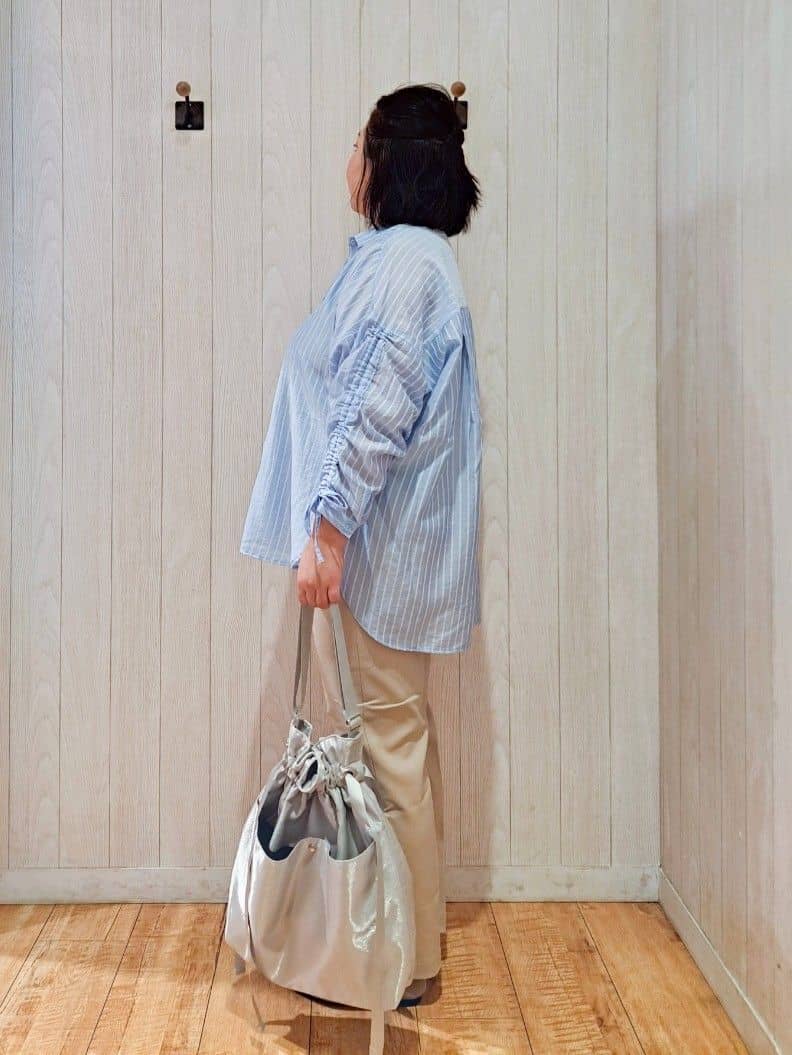 kotomiさんの「SHOO･LA･RUE｜【S-LL】程よい透け感 ストライプ柄 お袖ギャザーデザインシャツ」を使ったコーディネート