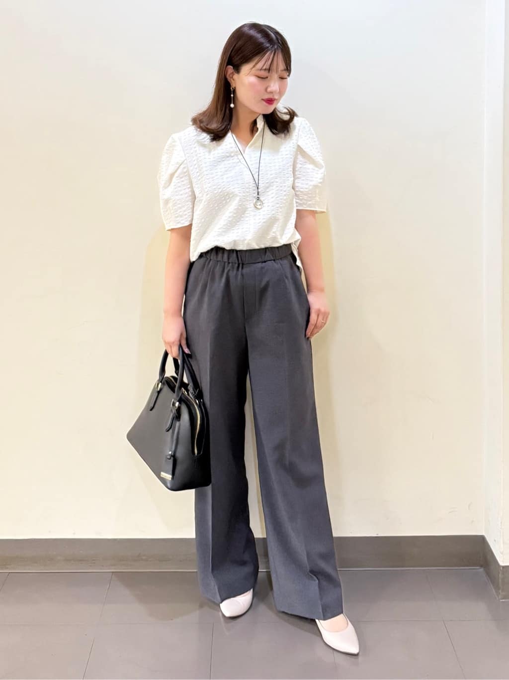 いくみさんの「UNTITLED｜【吸水速乾/ストレッチ/Vネック】フォルムスリーブ ブラウス」を使ったコーディネート